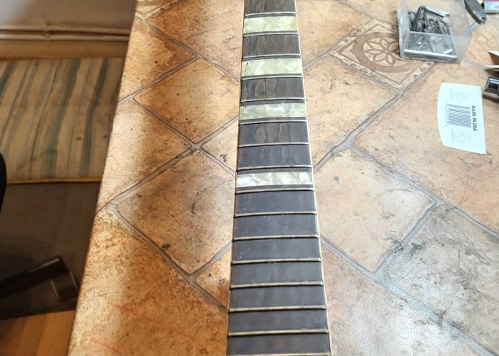 Nyak kivétel és visszaragasztás — Funfret Guitar Service