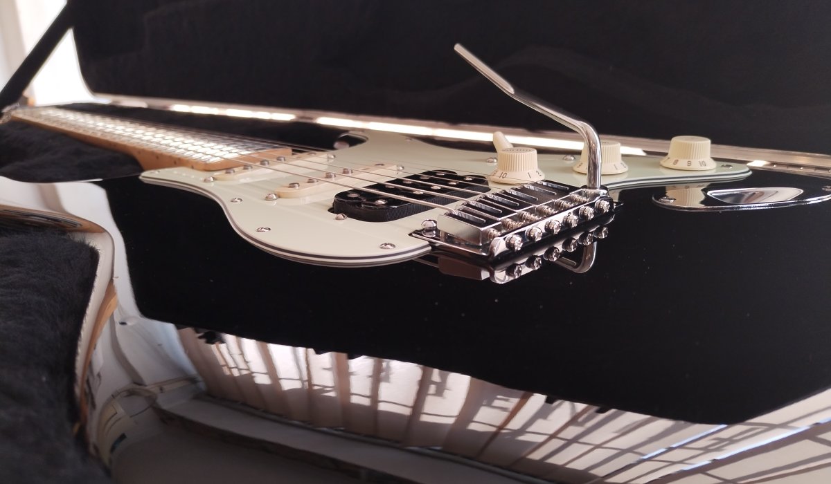 frissen cserélt tremolo — Funfret Guitar Service