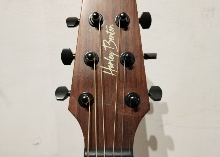 Fejtörés darabpótlással — Funfret Guitar Service