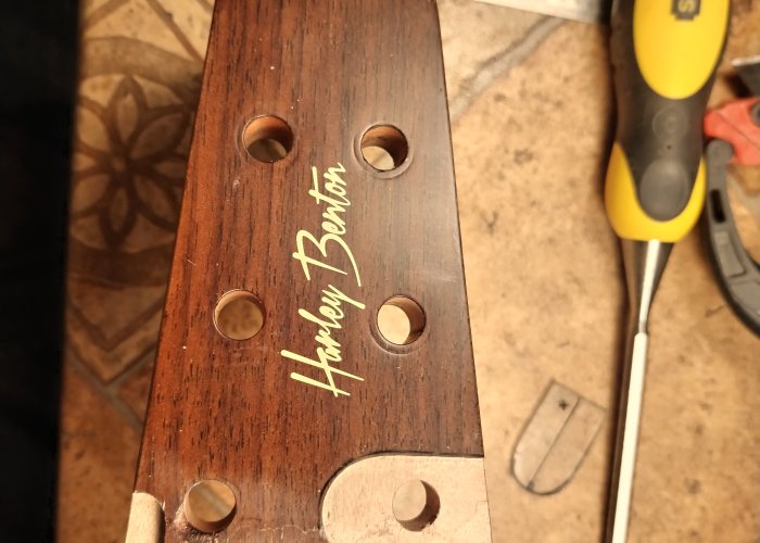 Fejtörés darabpótlással — Funfret Guitar Service