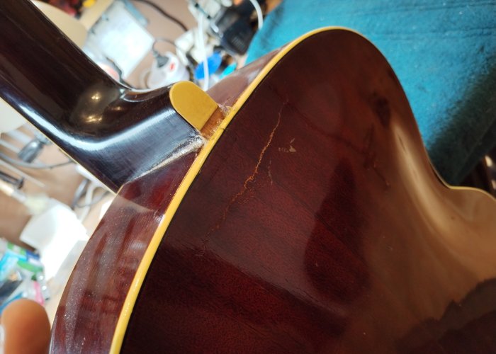 Nyak kivétel és visszaragasztás — Funfret Guitar Service