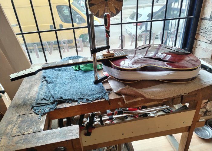 Nyak kivétel és visszaragasztás — Funfret Guitar Service