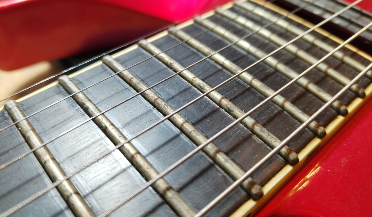 korrodált bundok — Funfret Guitar Service