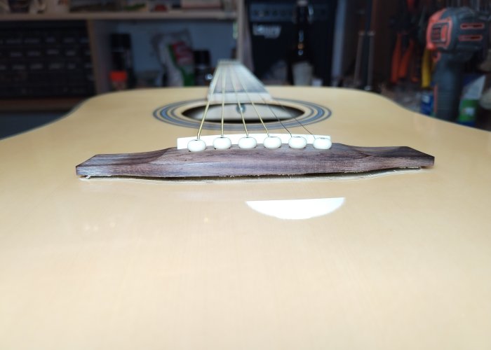 Húrtartó ragasztás — Funfret Guitar Service
