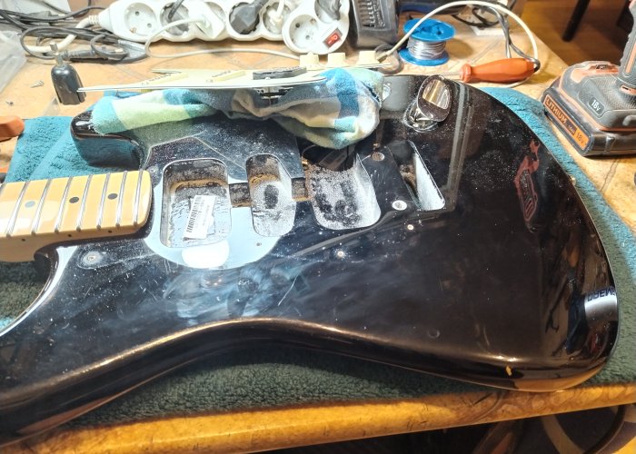 Tremolo csere — Funfret Guitar Service