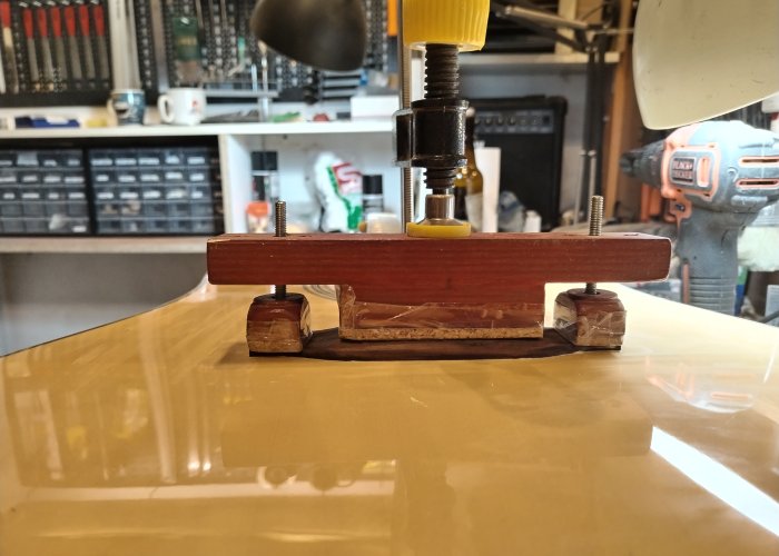 Húrtartó ragasztás — Funfret Guitar Service