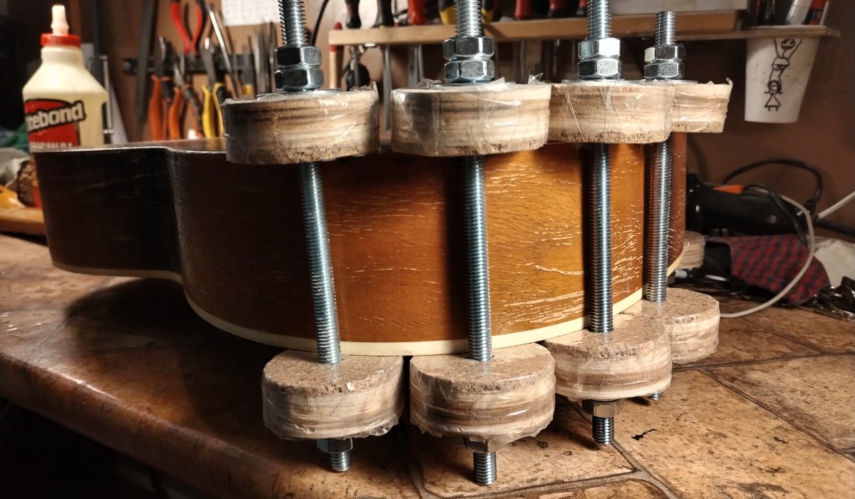 felvált hát visszaragasztása a kávára — Funfret Guitar Service