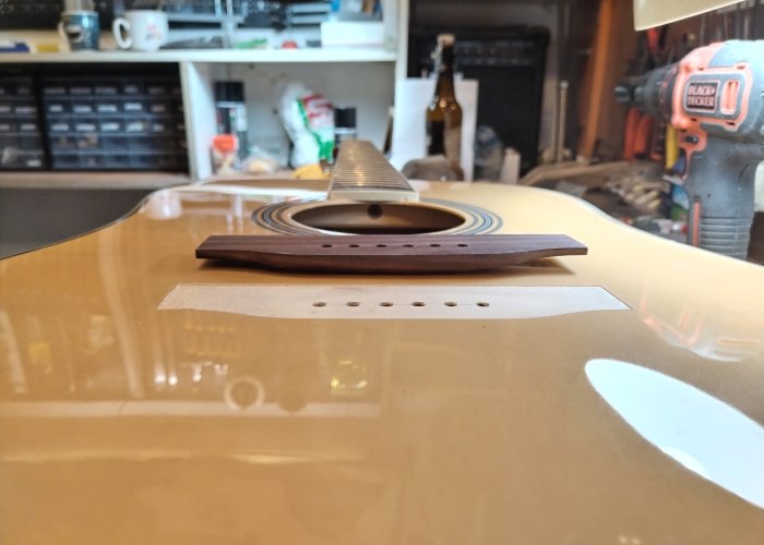 Húrtartó ragasztás — Funfret Guitar Service