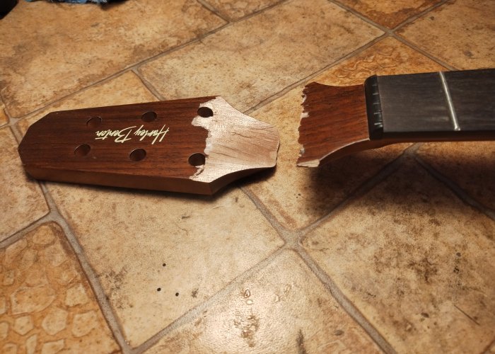 Fejtörés darabpótlással — Funfret Guitar Service